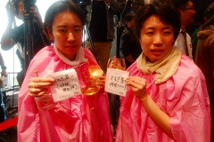 よもぎ蒸し　（霧吹きで汗を表現する徹底ぶり）