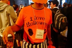 ハロウィン期間中の居酒屋店員