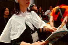 カラーリング中　（耳カバーをみんなに配ってた）