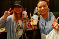 （左）タピオカを飲むのがめっちゃ下手なインスタグラマーと（右）ようやく流行にのって初めてタピオカをのんだ人