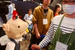 愛の力でアレルギーに挑む猫カフェ店員と、あやされるブタ君
