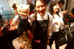 閉店前に上がる店員と、ブタ君のエプロン合わせ